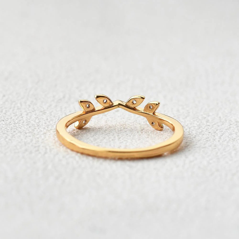 0.10 TCW Round Brilliant Cut Curved Vintage Style Bridal Wedding Band