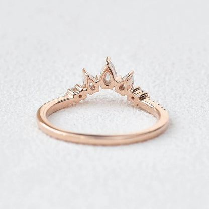 0.75 TCW Round Brilliant & Pear Cut Curved Vintage Style Wedding Band