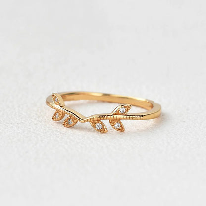 0.10 TCW Round Brilliant Cut Curved Vintage Style Bridal Wedding Band