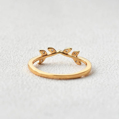 0.10 TCW Round Brilliant Cut Curved Vintage Style Bridal Wedding Band